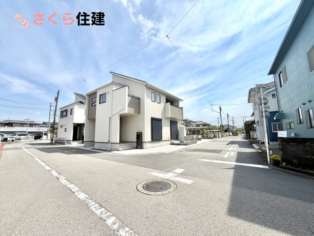 ブルーミングガーデン住吉町　4号棟の内観：施工例|同社施工物件の写真です。室内にいてもたっぷりの陽光感じていただける、開放感あふれるリビングです。	
