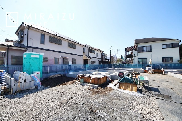 【前面道路含む現地写真】 | 居心地の良さそうなリラックスできる空間。独立性のある建物ですので、ご自分の時間を大切にしたご家族様にぴったりです！