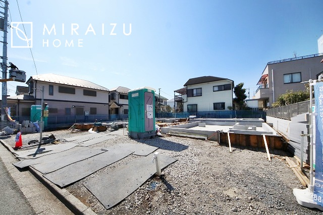 【前面道路含む現地写真】 | 青く澄み渡った綺麗な空と、陽の光をたっぷりと受ける、そんな新築住宅で新生活をスタートしてみませんか？見学・ご相談等、ミライズホーム(株)までお気軽にご連絡下さい♪