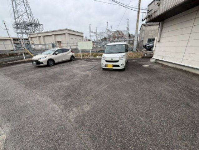 欠町字広見西通貸店舗・事務所の駐車場