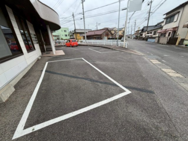 欠町字広見西通貸店舗・事務所の駐車場