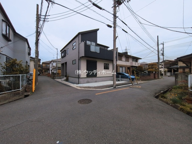 越谷市蒲生東町　新築一戸建ての前面道路含む現地写真