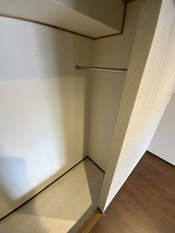 グローバル姫路中地の収納|クローゼット　両端に洋服掛けポールあり