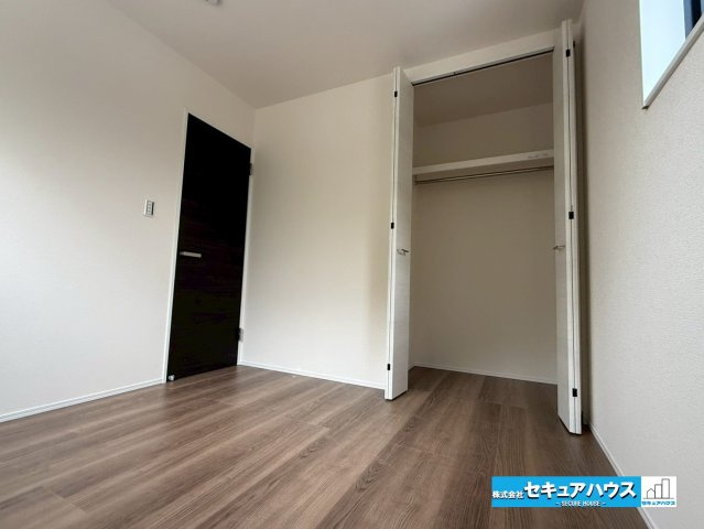 【同施工物件ご案内可能】豊明市阿野町坂部　全2棟の内観：施工例|【洋室イメージ】
◆家族一人ひとりの大切なプライベート空間。趣味に合わせて使って頂けるようシンプルに仕上げてあります。暮らし心地を大きく左右する収納を、適材適所に配置し使い勝手を考慮しました。　　　　