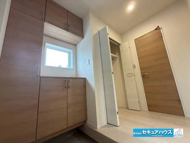 【同施工物件ご案内可能】豊明市阿野町坂部　全2棟の内観：施工例|【玄関イメージ】
◆お家に出会う人々を迎える玄関だからこそ、広々清潔感あふれる空間にしたいものです。採光・通風にも配慮された設計で毎日明るい空間をキープします♪
◆ダブルロックキーで防犯面も安心です。