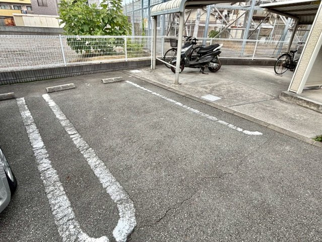 アウローラ市川の駐車場