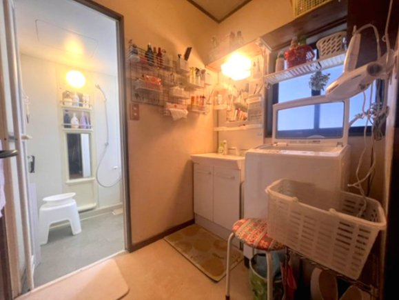 栃木市城内町　中古戸建　対面キッチン×開放感LDK｜ガレージ付き一戸建ての脱衣所