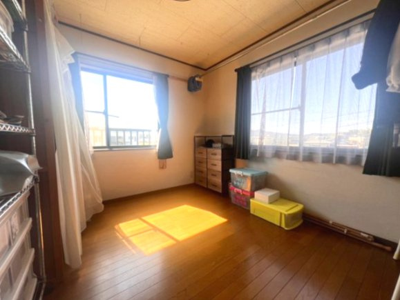 栃木市城内町　中古戸建　対面キッチン×開放感LDK｜ガレージ付き一戸建ての洋室|2F①　明るい洋室です
