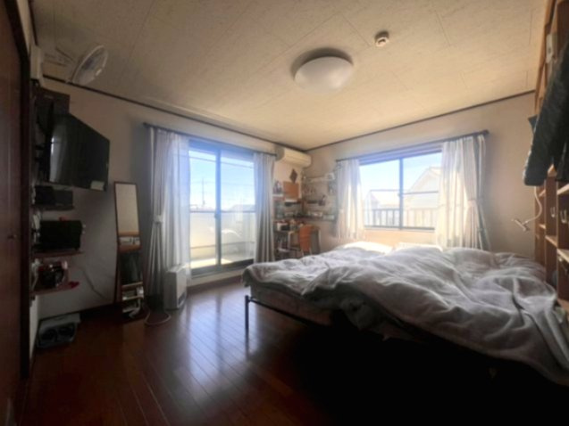 栃木市城内町　中古戸建　対面キッチン×開放感LDK｜ガレージ付き一戸建ての洋室|2F②　個人の部屋や寝室として使える洋室です