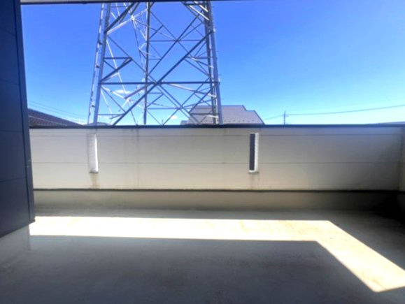栃木市城内町　中古戸建　対面キッチン×開放感LDK｜ガレージ付き一戸建てのバルコニー|広さも十分で陽当たり良好なバルコニーです