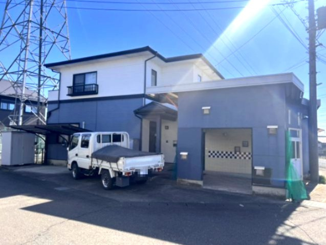 栃木市城内町　中古戸建　対面キッチン×開放感LDK｜ガレージ付き一戸建ての外観|建物外観を気になさる方へ、見た目の良い物件です
