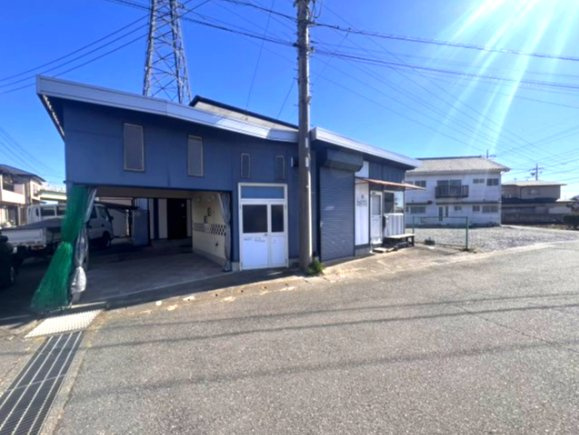 栃木市城内町　中古戸建　対面キッチン×開放感LDK｜ガレージ付き一戸建ての前面道路含む現地写真|前面道路含む現地写真です