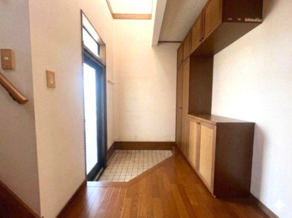 栃木市城内町　中古戸建　対面キッチン×開放感LDK｜ガレージ付き一戸建ての玄関|すっきりとした玄関です