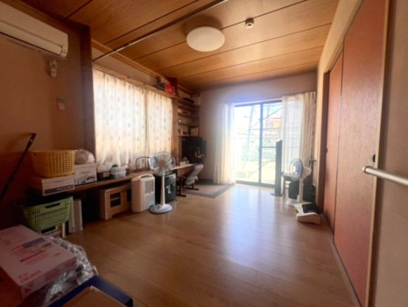 栃木市城内町　中古戸建　対面キッチン×開放感LDK｜ガレージ付き一戸建ての洋室|1F洋室です