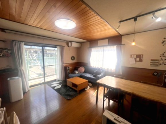 栃木市城内町　中古戸建　対面キッチン×開放感LDK｜ガレージ付き一戸建ての居間・リビング|ゆったり過ごせるリビングです