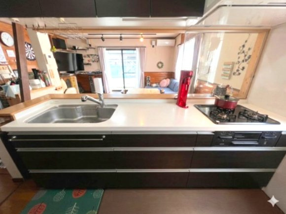 栃木市城内町　中古戸建　対面キッチン×開放感LDK｜ガレージ付き一戸建てのキッチン|使いやすいキッチンです