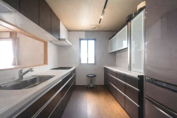 栃木市城内町　中古戸建　対面キッチン×開放感LDK｜ガレージ付き一戸建てのキッチン|キッチンでお料理をお楽しみください