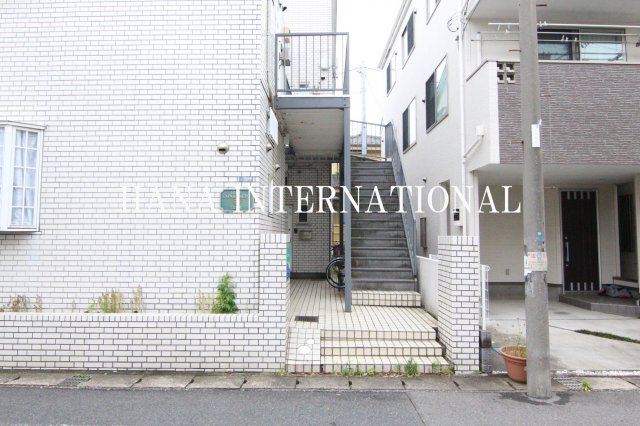 ローズアパートQ52のエントランス