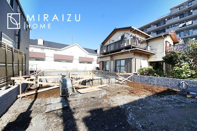 【前面道路含む現地写真】 | プライバシー性と開放感を高める住環境。陽当たりの良い開かれたロケーションを活かし、心地よい暮らしをプランニング

