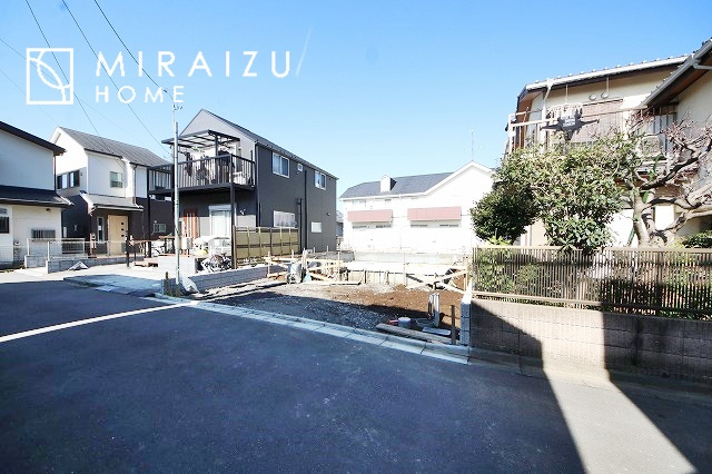 【前面道路含む現地写真】 | 青く澄み渡った綺麗な空と、陽の光をたっぷりと受ける、そんな新築住宅で新生活をスタートしてみませんか？見学・ご相談等、ミライズホーム(株)までお気軽にご連絡下さい♪