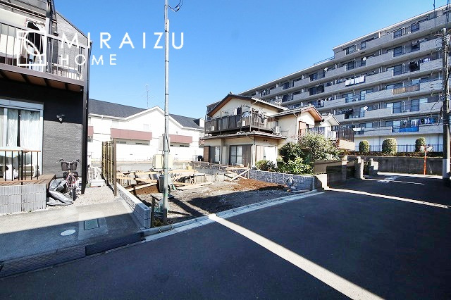 【外観】 | 青く澄み渡った綺麗な空と、陽の光をたっぷりと受ける、そんな新築住宅で新生活をスタートしてみませんか？見学・ご相談等、ミライズホーム(株)までお気軽にご連絡下さい。