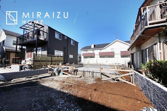 【外観】 | 青く澄み渡った綺麗な空と、陽の光をたっぷりと受ける、そんな新築住宅で新生活をスタートしてみませんか？見学・ご相談等、ミライズホーム(株)までお気軽にご連絡下さい♪