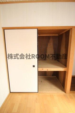 髙野貸家の収納|ちょっとした収納スペースも充実しています