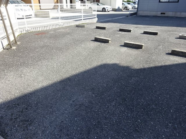 ファジーアドザックスA棟の駐車場