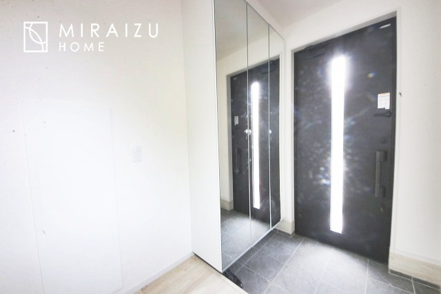【玄関】 | 永く住むからこそシンプルで飽きのこないデザインに。ただいま、おかえりの温かな声が聞こえる玄関。