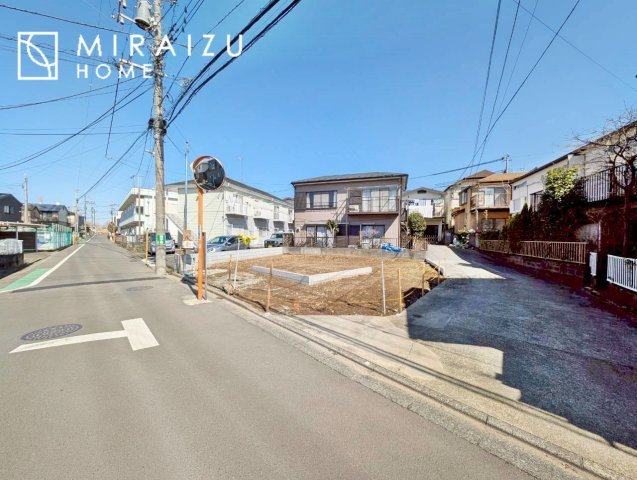 【外観】 | 青く澄み渡った綺麗な空と、陽の光をたっぷりと受ける、そんな新築住宅で新生活をスタートしてみませんか？見学・ご相談等、ミライズホーム(株)までお気軽にご連絡下さい。