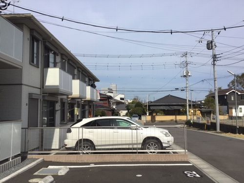 ピエールリヴィエール　Ｅの駐車場|車をお持ちの方に嬉しい駐車場付きの物件です
