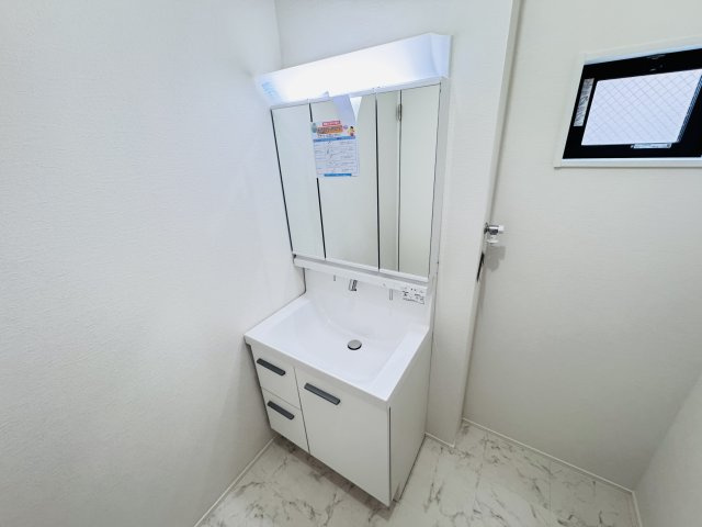 葛飾区柴又３丁目新築戸建【北野小学校：1分】の独立洗面台|シャワーヘッド付き三面鏡洗面化粧台