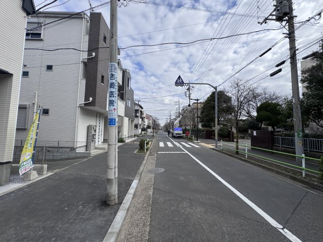 葛飾区柴又３丁目新築戸建【北野小学校：1分】の前面道路含む現地写真|南東側前面道路・幅員約11.4ｍ・歩道部分ありお子様も安心♪