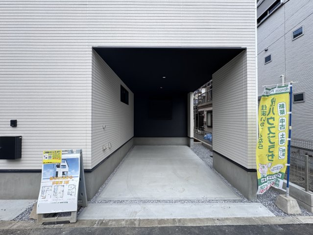 葛飾区柴又３丁目新築戸建【北野小学校：1分】の駐車場|愛車に優しいビルトインガレージ