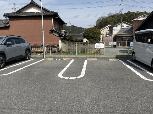 ローヤルヴィラ勝原の駐車場