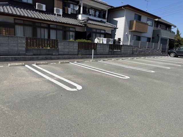 ヴィラ・フォレスティアの駐車場