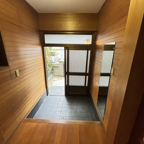 国松町戸建て車庫付の玄関