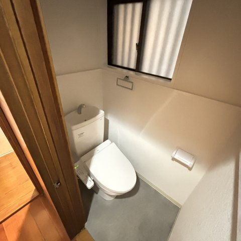 国松町戸建て車庫付のトイレ