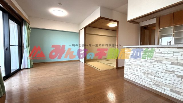 エバーライフネアシティ久留米壱番館の居間・リビング