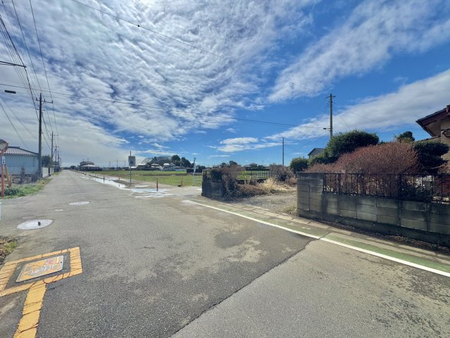 猿島郡五霞町大字元栗橋中古戸建の前面道路含む現地写真