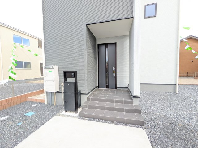 第2　土浦市並木　新築戸建　3号棟の玄関|お洒落な玄関ドアと洗練された外壁デザイン。家の顔にふさわしい上質な佇まいで、ご家族やお客様を迎えます。