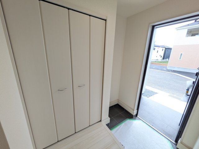 第2　土浦市並木　新築戸建　3号棟の玄関|家族全員の靴がスッキリ片付く大容量シューズボックス完備。
お客様を気持ちよく迎えられる、明るく清潔感あふれる玄関です。