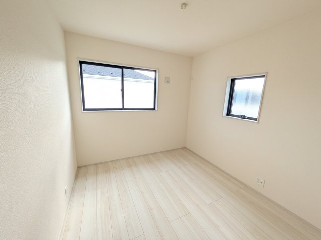 第2　土浦市並木　新築戸建　3号棟の洋室|たっぷり収納と明るい窓で、片付けも気持ち良くできる洋室。
お子様の「自分の部屋が欲しい」という夢を叶えます。