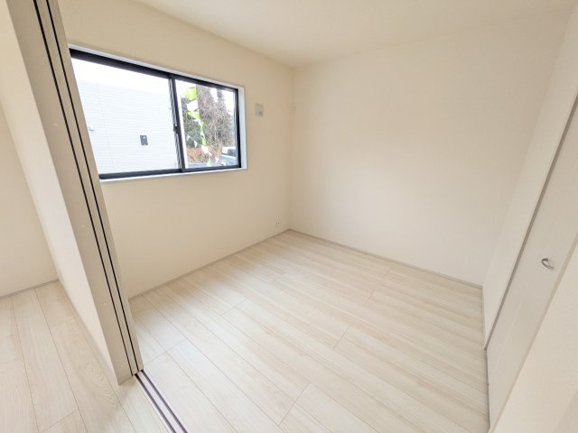 第2　土浦市並木　新築戸建　3号棟の洋室|リビングと繋がる多目的スペース。引き戸を開ければ広々LDK、閉じれば客間や書斎、お子様の遊び場に早変わりします。