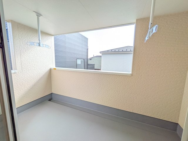 第2　土浦市並木　新築戸建　2号棟のバルコニー|広々としたワイドバルコニーは、日当たり良好で毎日の洗濯物干しに最適です。