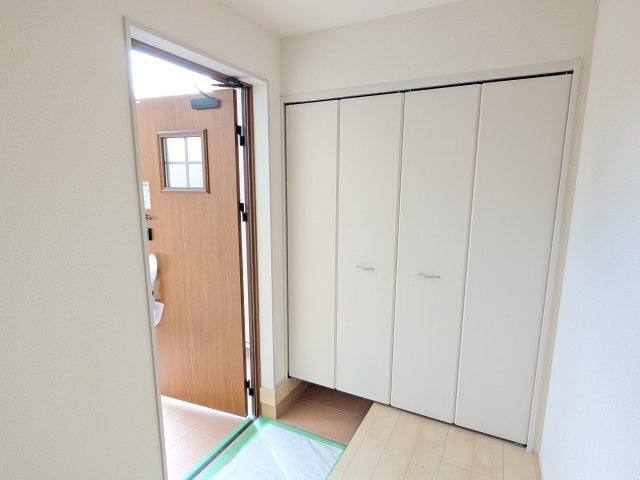 第2　土浦市並木　新築戸建　2号棟の玄関|家族全員の靴がスッキリ片付く大容量シューズボックス完備。
お客様を気持ちよく迎えられる、明るく清潔感あふれる玄関です。