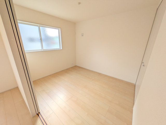 第2　土浦市並木　新築戸建　2号棟の洋室|リビングと繋がる多目的スペース。引き戸を開ければ広々LDK、閉じれば客間や書斎、お子様の遊び場に早変わりします。