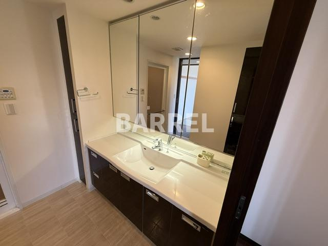 ジオ千里桃山台2番館の独立洗面台