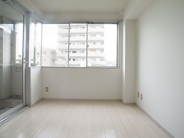 マンションみやけの洋室