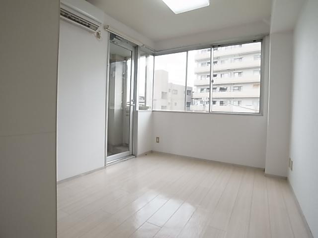 マンションみやけの洋室